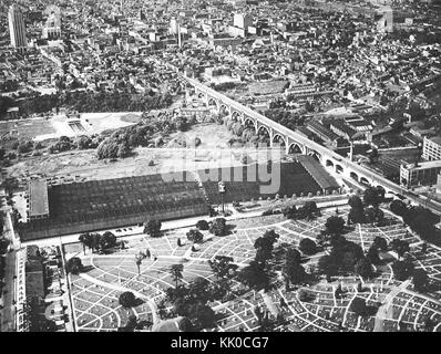 Questa fotografia aerea del 1928 cattura l'area di Cedar Creek a South Allentown, concentrandosi sullo stabilimento n. 42 di Mack Trucks, che mostra il paesaggio industriale del periodo. Foto Stock