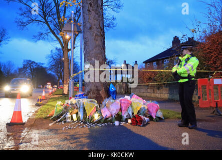 Omaggi floreali sono a sinistra vicino alla scena di un incidente di macchina in Stonegate Road, Leeds, che è costato la vita di cinque persone di cui tre bambini. Foto Stock