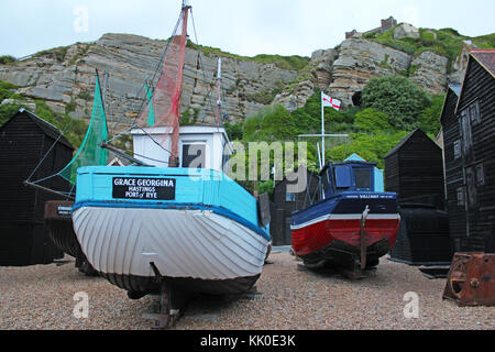 Le barche in acqua sono barche da pesca realizzato parte del museo al rock-a-Nora in Hastings, east sussex. Il famoso pesce capanne netto al fianco Foto Stock