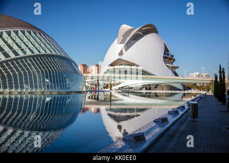 L'hemisferic e opera house (el Palau de les Arts Reina Sofia), Città delle arti e delle Scienze di Valencia, Spagna. Foto Stock