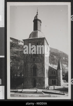Questa immagine del 1645 mostra la Domkirken (cattedrale) a Bergen, Norvegia, un punto di riferimento storico noto per la sua architettura e importanza culturale. Foto Stock