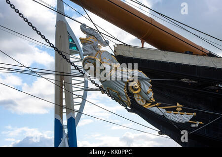 Vista di Spinnaker Tower dietro il dispositivo HMS Warrior masthead, Portsmouth, Hampshire, Inghilterra Foto Stock