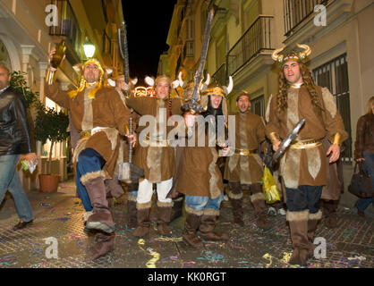 Il carnevale, ragazzi vestiti come i vichinghi, Cadiz, regione dell'Andalusia, Spagna, Europa Foto Stock
