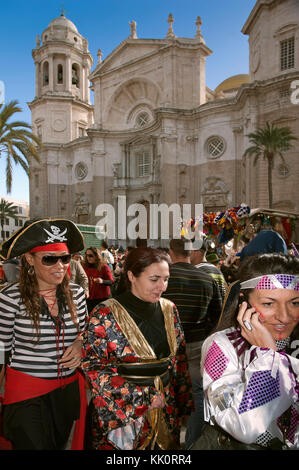 Il carnevale, la cattedrale e il gruppo di amici nella travestimento, Cadiz, regione dell'Andalusia, Spagna, Europa Foto Stock