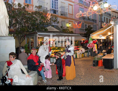 Il carnevale, famiglia travestito di notte, Plaza de las flores, Cadiz, regione dell'Andalusia, Spagna, Europa Foto Stock