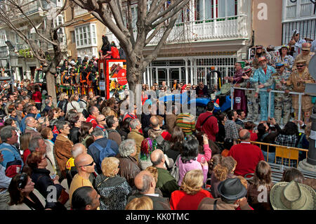 Il carnevale, cori cantare nella plaza candelaria, Cadiz, regione dell'Andalusia, Spagna, Europa Foto Stock