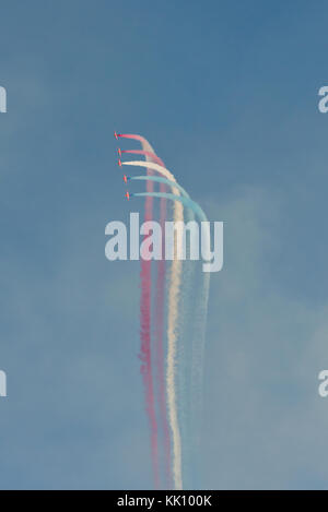 La foto in RAF frecce rosse di eseguire il 'python' manovra come parte della loro piena battenti visualizzazione all'inizio della regata di Sidmouth weekend in 2017 Foto Stock