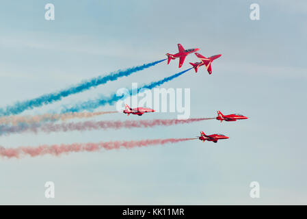 La foto in RAF frecce rosse di eseguire il 'ripristino' manovra come parte della loro piena battenti visualizzazione all'inizio della regata di Sidmouth weekend in 2017 Foto Stock