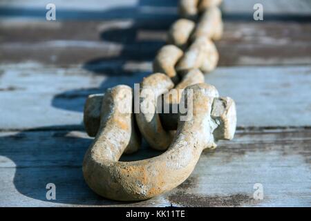 Catena di ancoraggio distese sul ponte di una nave Foto Stock