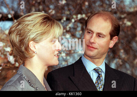 File foto datata 06/01/99 di Prince Edward e il suo fidanzato Sophie Rhys-Jones presso il St James's Palace di Londra dopo l annuncio del loro impegno. Il principe Harry e Meghan Markle hanno annunciato il loro impegno. Foto Stock