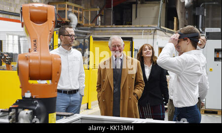 Il Principe di Galles in visita il Loop Technology Centre di Poundbury, Dorchester, per incontrare i fondatori e personale e scoprite come la società utilizza la realtà aumentata e la scansione 3D programma di robotica per il mercato internazionale. Foto Stock