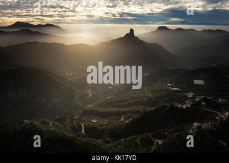 Roque Nublo Tramonto Gran Canaria guardando fuori a Tenerife nelle isole Canarie Foto Stock