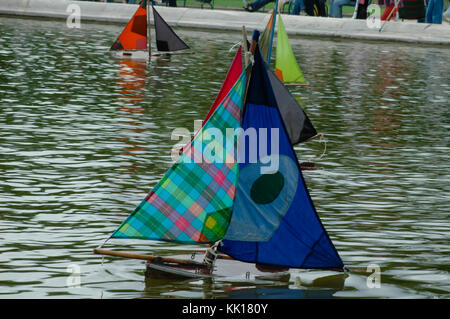 Modello di yacht in legno galleggiante su un laghetto Bassin ottagonale nel Jardin des Tuileries (Giardino delle Tuileries) a Parigi Foto Stock