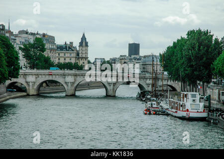 Modo popolare per fare escursioni turistiche in Parigi è quello di utilizzare le barche di crociera sul fiume Senna che promette il pieno splendore del fiume e i monumenti Foto Stock