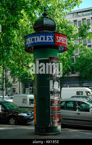 Pubblicità cilindrico pilastro con poster sulla strada di Parigi Foto Stock
