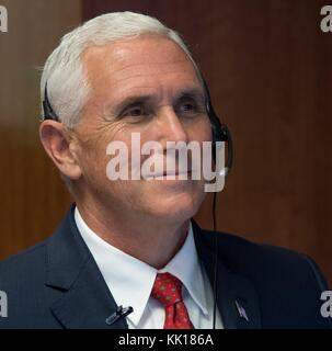 Il vicepresidente degli Stati Uniti Mike Pence parla con i membri dell'equipaggio della NASA International Space Station Expedition 53 gli astronauti americani Joe Acaba, Randy Bresnik e Mark Vande Hei via satellite dal Marshall Space Flight Center Payload Operations Integration Center 25 settembre 2017 a Huntsville, Alabama. (Foto di Bill Ingalls via Planetpix) Foto Stock
