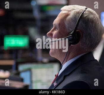 Il vicepresidente degli Stati Uniti Mike Pence parla con i membri dell'equipaggio della NASA International Space Station Expedition 53 gli astronauti americani Joe Acaba, Randy Bresnik e Mark Vande Hei via satellite dal Marshall Space Flight Center Payload Operations Integration Center 25 settembre 2017 a Huntsville, Alabama. (Foto di Bill Ingalls via Planetpix) Foto Stock