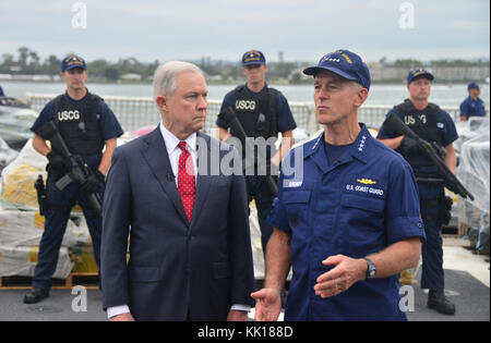 Stati Uniti Il procuratore generale Jeff sessioni (sinistra) e U.S. Coast Guard Commandant Paolo Zukunft parlare di droga le operazioni di interdizione 20 Settembre 2017 a San Diego, California. (Foto di Taylor Bacon tramite Planetpix) Foto Stock