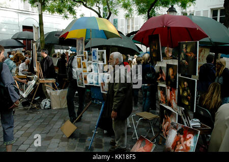 Gli artisti della pittura e dipinti di vendita ai turisti presso il quartiere degli artisti a Montmartre sulla strada dalla Basilica del Sacro Cuore di Parigi Foto Stock