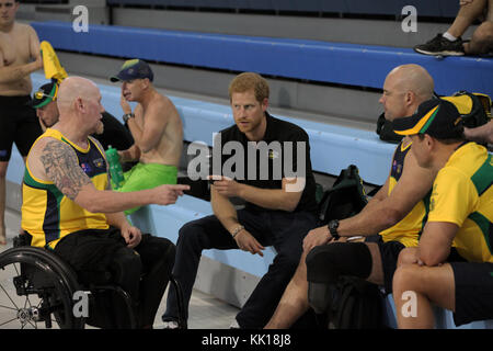 Il principe Harry del Galles del Regno Unito incontra gli atleti che gareggiano agli Invictus Games presso il Toronto Pan Am Sports Centre il 22 settembre 2017 a Toronto, Canada. Gli Invictus Games sono un evento paralimpico internazionale per militari e veterani feriti o malati. (Foto di Daniel Luksan via Planetpix) Foto Stock