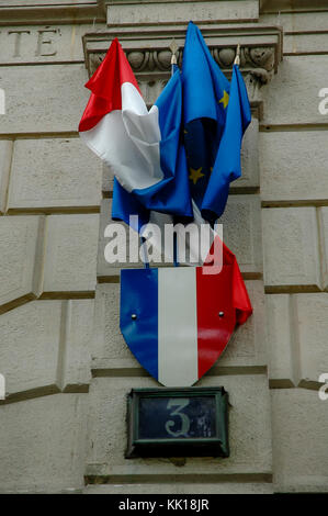 Tangled insieme francese e Unione europea bandiere su un edificio del governo di Parigi Foto Stock