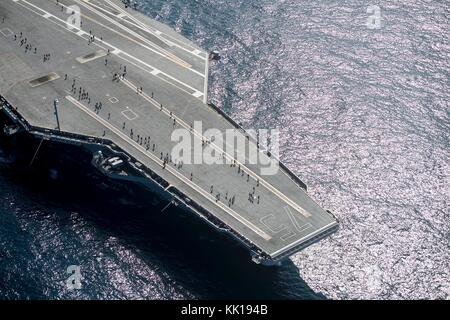 U.s. navy marinai corrono sul ponte di volo a bordo della marina degli Stati Uniti nimitz-class portaerei USS Harry s. Truman per promuovere la prevenzione dei suicidi e consapevolezza il 21 settembre 2017 nell'oceano atlantico. (Foto di mcs3 thomas gooley via planetpix) Foto Stock