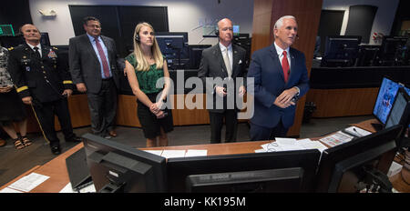 Il comandante generale dell'esercito statunitense Edward Daly (a sinistra), il direttore del NASA Marshall Space Flight Center Todd May, la responsabile delle comunicazioni del carico utile della NASA Jessica Duckworth, il rappresentante dell'Alabama Robert Aderholt e il vicepresidente degli Stati Uniti Mike Pence parlano con i membri dell'equipaggio della NASA International Space Station Expedition 53 gli astronauti americani Joe Acaba, Randy Bresnik e Mark Vande Hei via satellite dal Marshall Space Flight Center Payload Operations Integration Center 25 settembre 2017 a Huntsville, Alabama. (Foto di Bill Ingalls via Planetpix) Foto Stock