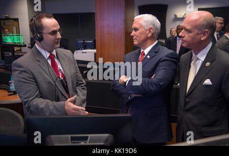 Joshua Johnson (a sinistra), il controllore operativo della stazione spaziale Internazionale della NASA, offre al vicepresidente degli Stati Uniti Mike Pence e al rappresentante dell'Alabama Robert Aderholt un tour del Marshall Space Flight Center Payload Operations Integration Center il 25 settembre 2017 a Huntsville, Alabama. (Foto di Bill Ingalls via Planetpix) Foto Stock