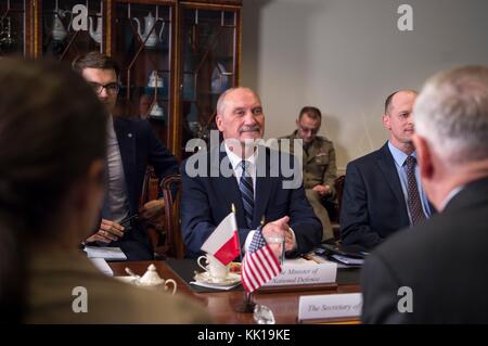 Il ministro della difesa polacco Antoni Macierewicz incontra il segretario della difesa statunitense James Mattis al Pentagono il 21 settembre 2017 a Washington, DC.(foto di Brigitte N. Brantley via Planetpix) Foto Stock