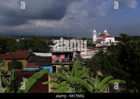 Juayua, El Salvador - una tipica centrale villaggio americano in Juayua, El Salvador in giugno, 2015 Foto Stock