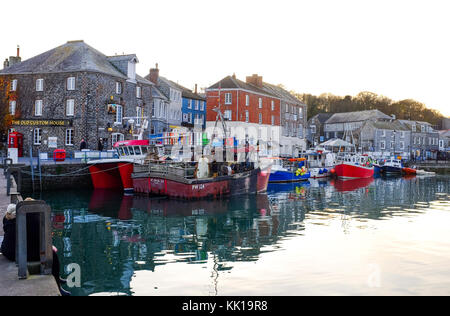 Barche da pesca al porto di Padstow sul fiume Camel Cornwall Foto del Regno Unito scattata da Simon Dack Foto Stock