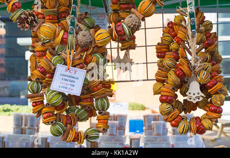 Spezie profumate dei frutti prodotti in stallo a Bournemouth Metropole Street Market, Bournemouth Dorset UK in novembre Foto Stock