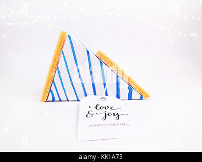 Decorazione di natale con triangolo fetta regalo di Natale scatola con le cialde e golden bokeh di fondo per la vacanza migliore immagine di sfondo per la vacanza e di invito Foto Stock