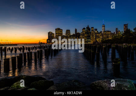 Skyline di New York Cityscape abbassare Manhatten World Trade Center libertà a Torre del Ponte di Brooklyn Park Pier Foto Stock