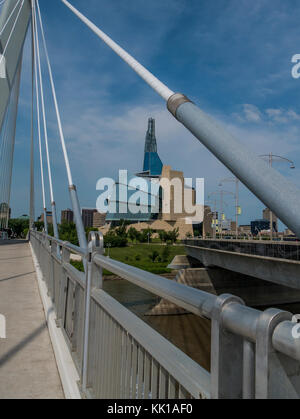 Museo canadese per i diritti umani attraverso l'Esplanade Riel, le forcelle National Historic Site, Winnipeg, Manitoba, Canada. Foto Stock