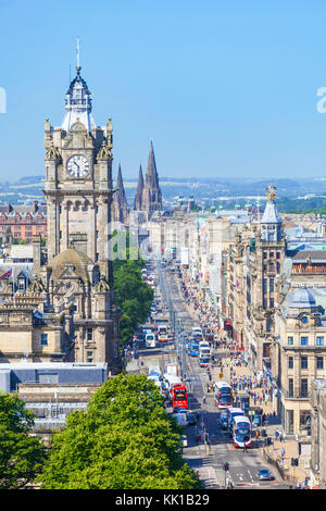 Vista di Edimburgo verso Princes street edinburgh skyline Edinburgh New Town Princes street Edinburgh City Centre Edinburgh Scotland Regno Unito GB Europa Foto Stock