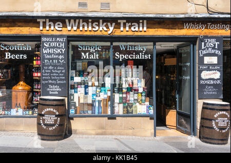 Edimburgo Scozia Edimburgo il whisky trail negozio di vendita di diversi tipi di whisky sul Royal mile Edinburgh Royal Mile Scozia UK GB Europa Foto Stock
