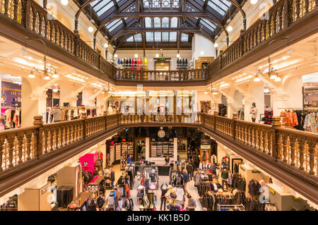 Jenners Edimburgo Scozia Edimburgo jenners department store interno che mostra tre diversi livelli di vendita al dettaglio o pavimenti Scozia Edimburgo Regno unito Gb europa Foto Stock