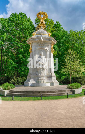 Statua di Mozart sulla Beethoven-Haydn-monumento di Mozart (denkmal) nel parco di Tiergarten, centro di Berlino, Germania. Foto Stock