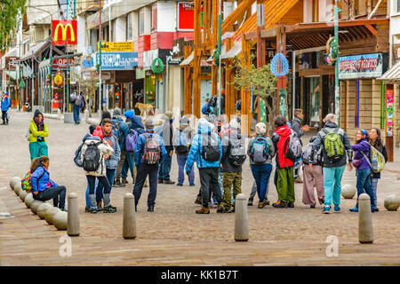 San Carlos de Bariloche, Argentina, aprile - 2017 - le persone al centro della strada a Bariloche, Argentina Foto Stock