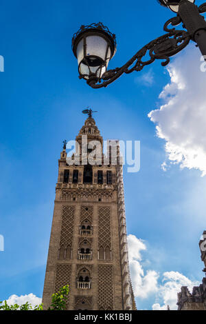 La Giralda, il campanile della cattedrale di Santa Maria del vedere, costruito come un minareto della moschea, 1184, Siviglia, in Andalusia, Spagna Foto Stock