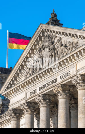 Berlin Il Palazzo del Parlamento, vista di dettaglio del frontone e iscrizione sul grand portico del Reichstag a Berlino, Germania. Foto Stock