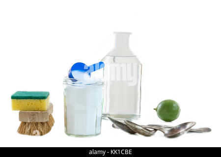 Eco-friendly detergenti naturali di bicarbonato di sodio, limone e il panno su sfondo bianco, Foto Stock