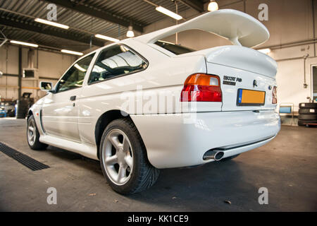 Vicino la foto di un bianco completamente originale 1994 big turbo Ford Escort Cosworth RS Foto Stock