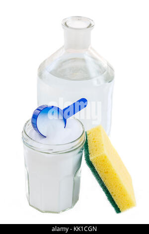 Eco-friendly detergenti naturali di bicarbonato di sodio, limone e panno sullo sfondo whithe, Foto Stock