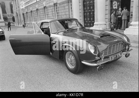 Il principe Charles's 1969 Aston Martin DB6 Volante, numero di immatricolazione EBY 776J, parcheggiate fuori Greenwich naval College di Londra, durante una visita del Principe nel 1975. Questa vettura è ancora di proprietà di Prince Charles, e fu usato dal principe William e Kate Middleton dopo il loro matrimonio in 2011. Foto Stock