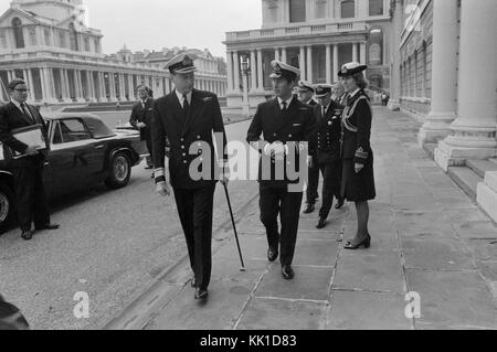 S.a.r. il Principe Carlo in visita a Greenwich Naval College a Londra nel 1975. Il principe Carlo nella sua naval uniforme. Foto Stock