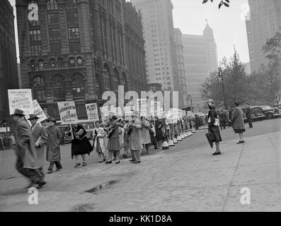 Una protesta al di fuori di City Hall di New York nel 1946 dalla II guerra mondiale veterani protestando circa l'alloggiamento. Immediatamente dopo la guerra non vi è stata una carenza di abitazioni negli Stati Uniti. Foto Stock