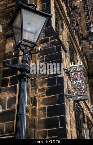 Vecchia lampada posta e decorativa 1846 segno, nuovo collegio, montaggio sul tumulo, Università di Edimburgo, precedente libera Chiesa di Scozia, Regno Unito Foto Stock