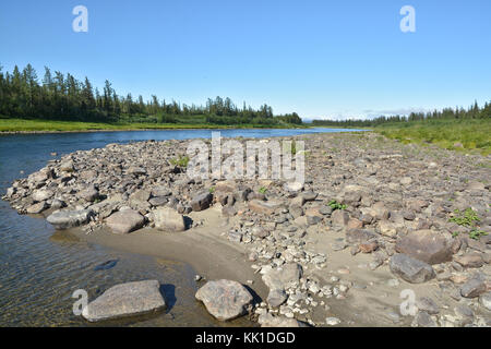 In estate in polar Urali, il fiume sob. nord paesaggio d'acqua. Foto Stock